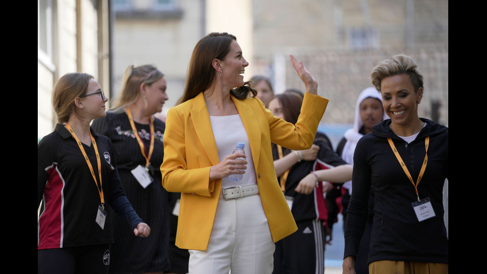 ЕЛЕГАНТНА В ЖЪЛТО: Принцесата на Уелс Катрин на благотворително събитие в Бат