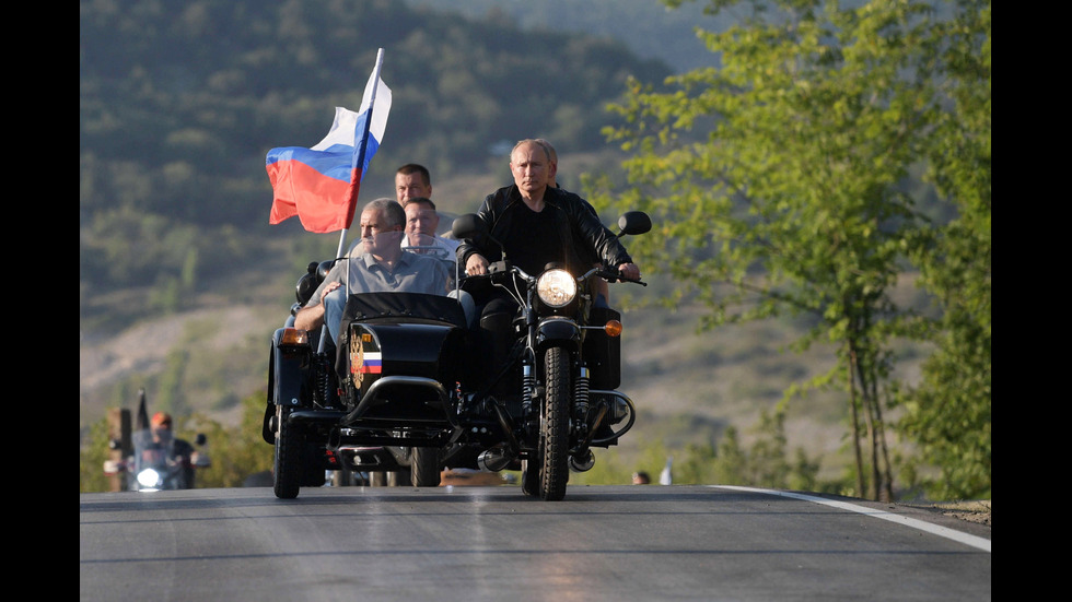 Путин разбуни Украйна, пристигайки на мотоциклет в Севастопол