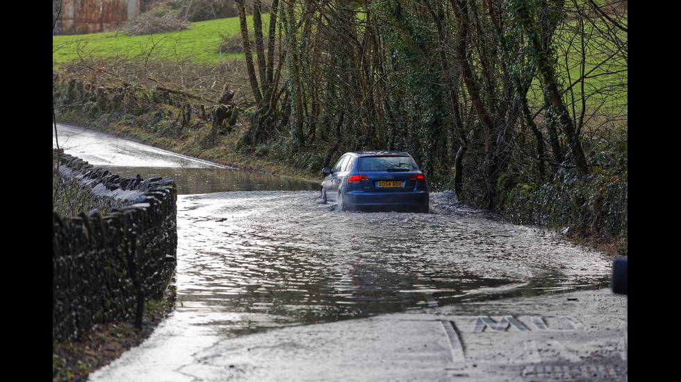 Хиляди евакуирани след наводнения във Великобритания