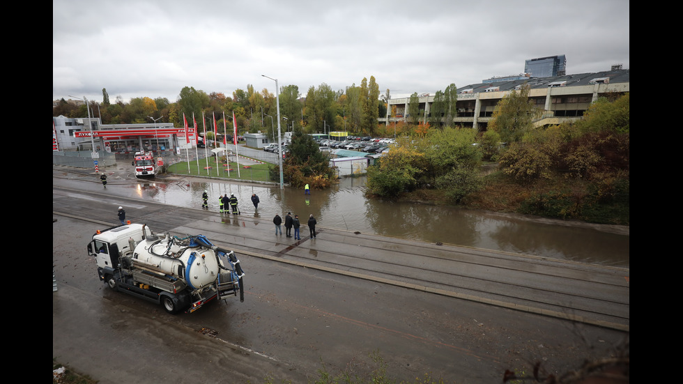 Наводнено кръстовище спря движението на няколко трамвайни линии в София