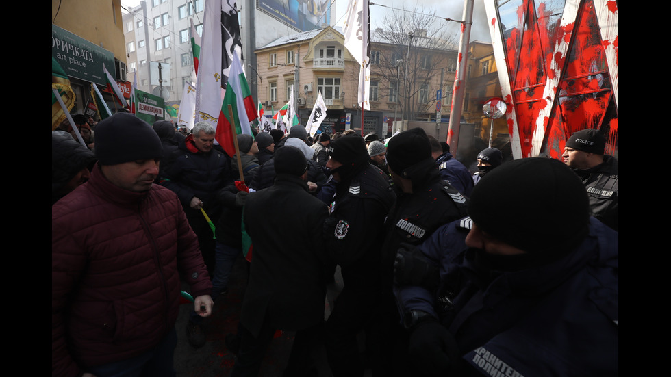 Ранени полицаи и арести на протеста на „Възраждане”