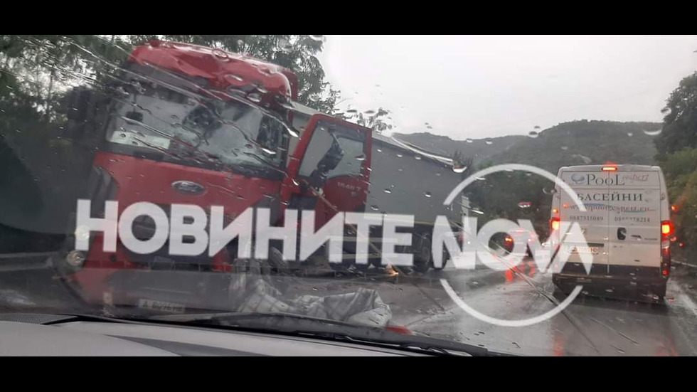 Два тира блокираха пътя Русе - Велико Търново