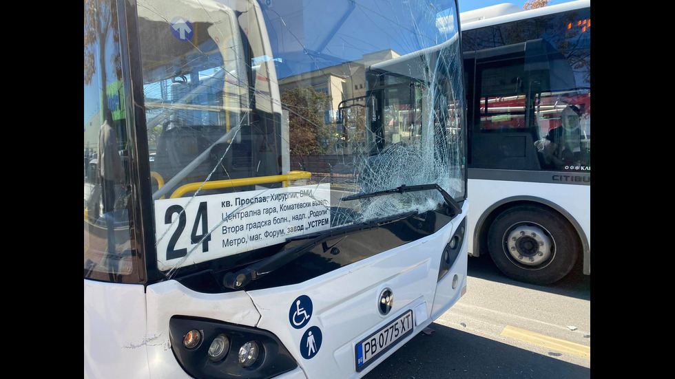Автобус се вряза в друг на спирка в Пловдив
