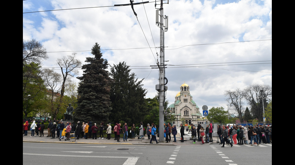 Вярващи на поклонение пред мощите на Свети Георги в църквата "Св. София"