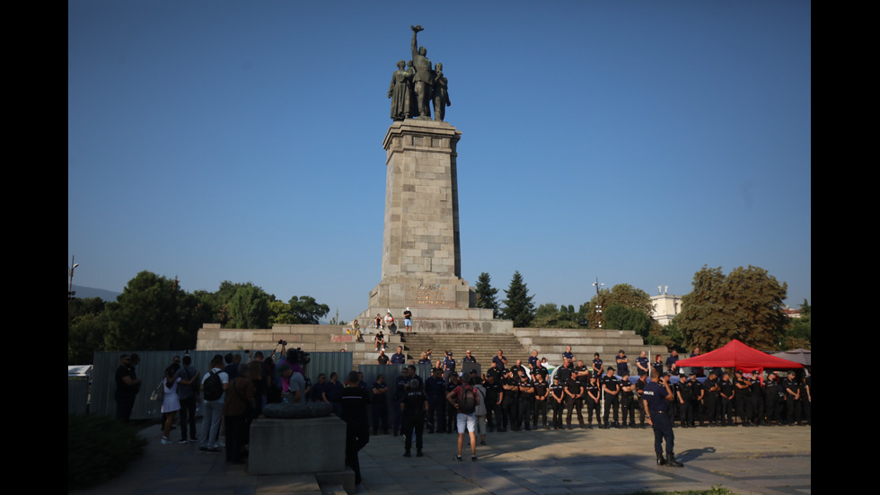 Засилено полицейско присъствие край Паметника на Съветската армия в София