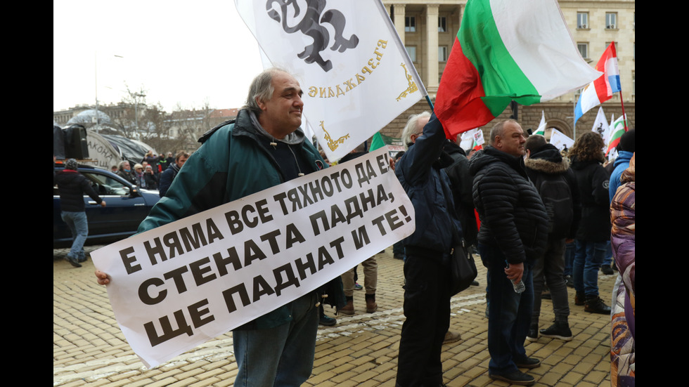 Протест срещу антиCOVID мерките в центъра на София, премиерът отиде при демонстрантите