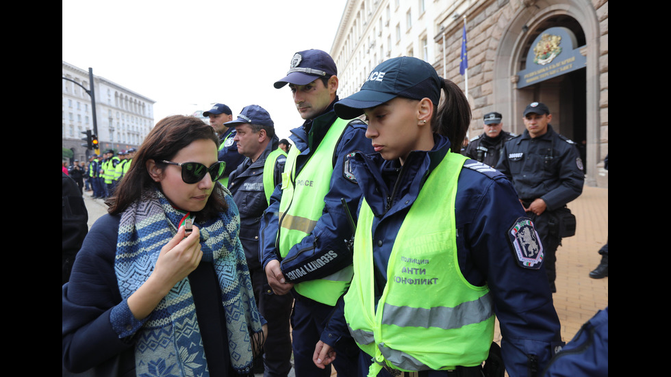 ПРОТЕСТ: Майки на деца с увреждания искат оставката на Ваелри Симеонов