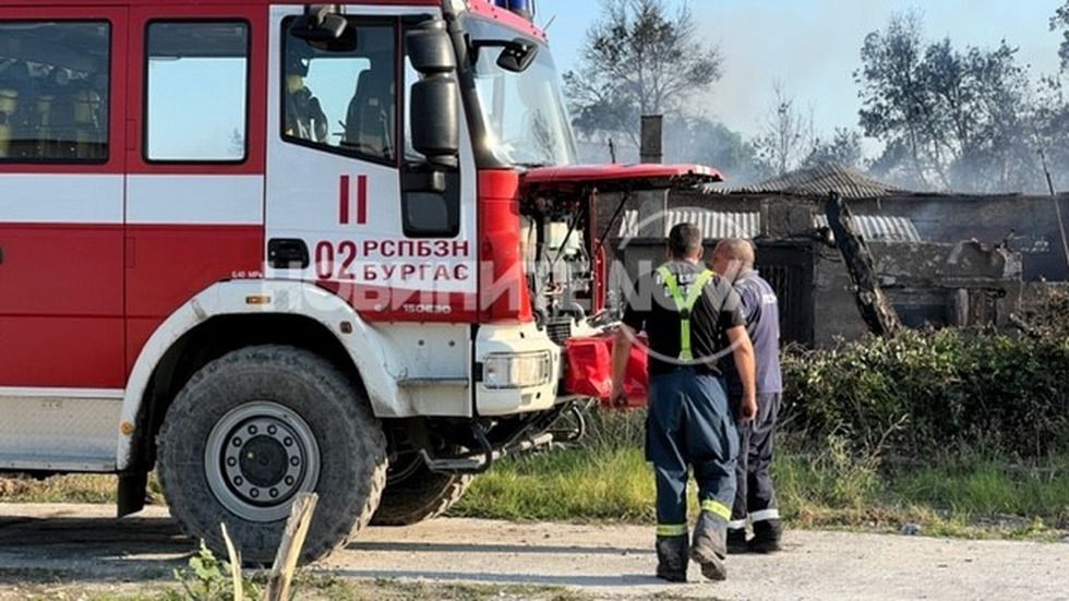 Продължава гасенето на пожара в депо за строителни отпадъци в Бургас