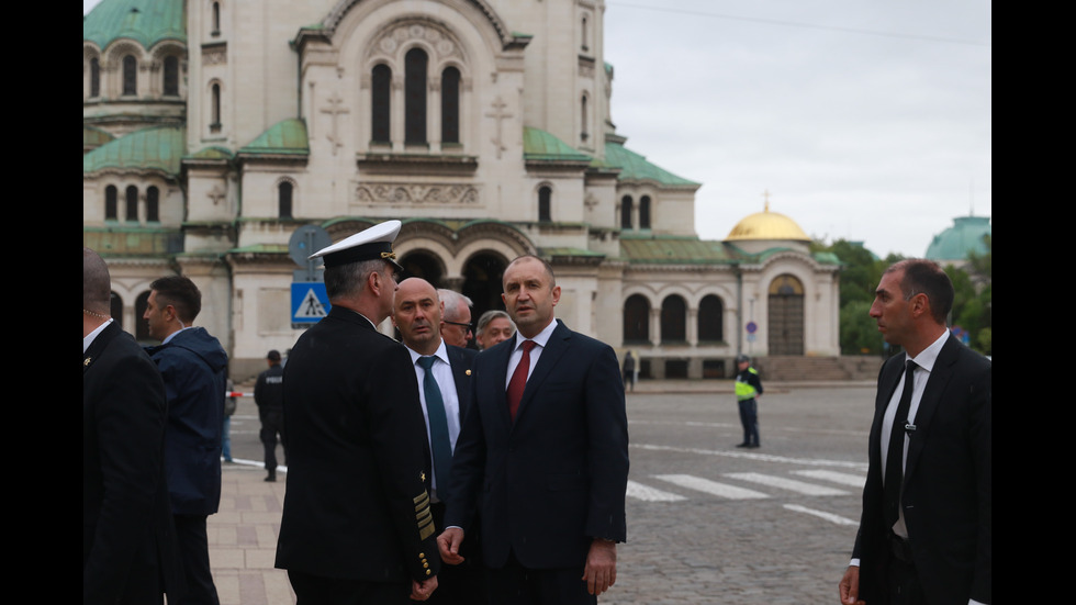 Президентът и началникът на отбраната поднесоха венци на Паметника на незнайния воин