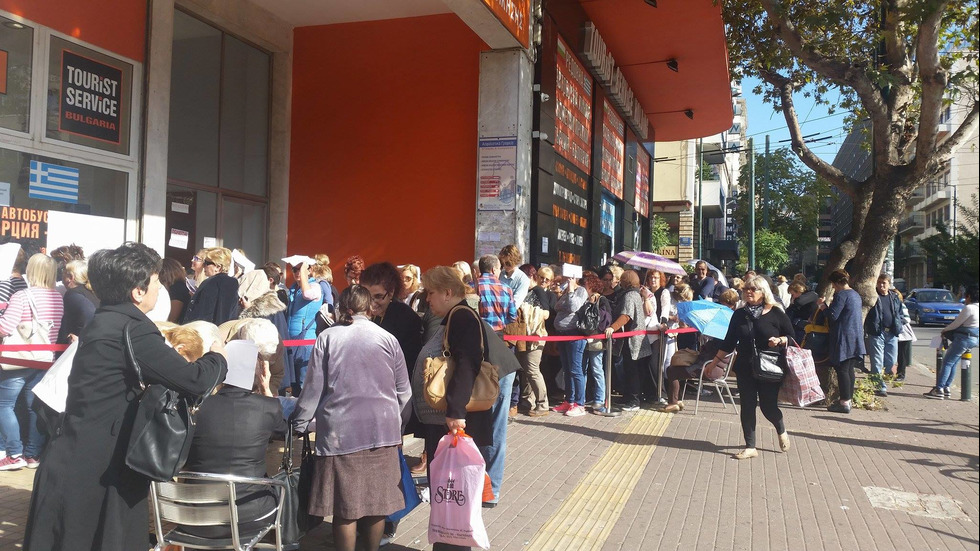 Българите в Гърция чакат по два часа, за да гласуват