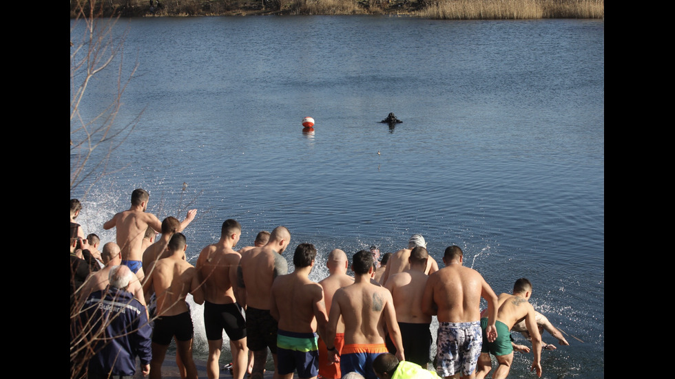 Смелчаци спасяваха Светия кръст във водоеми в цялата страна