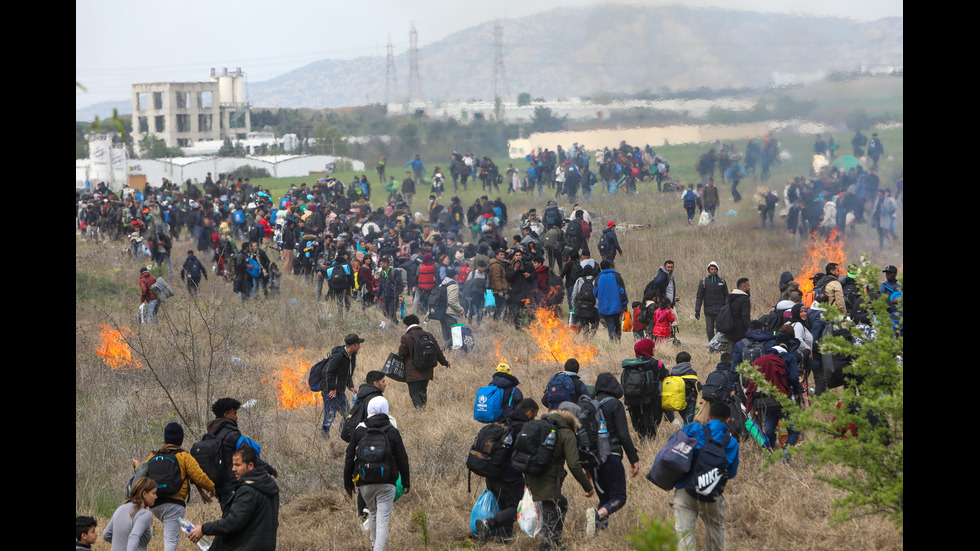 Мигранти подпалват полета в Гърция (СНИМКИ+ВИДЕО)