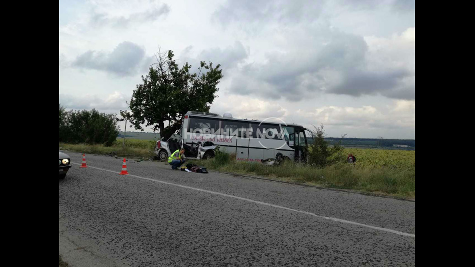 Четирима души загинаха при катастрофа между автобус и кола
