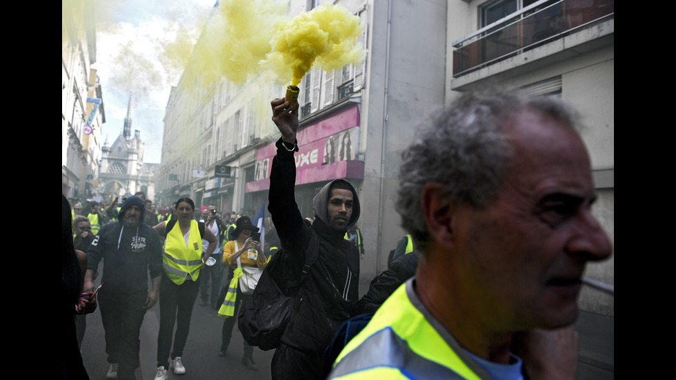 Сълзотворен газ срещу демонстрантите в Париж