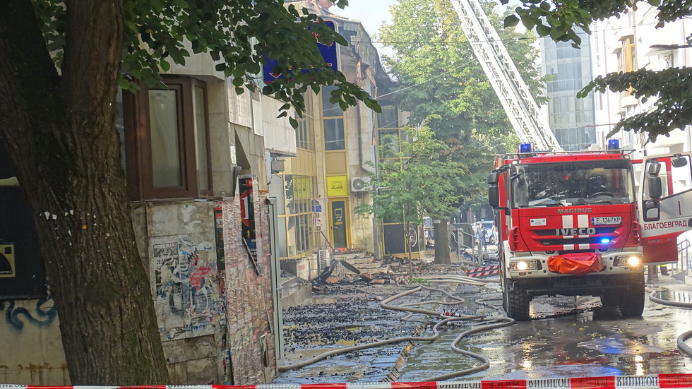 Голям пожар горя в центъра на Благоевград