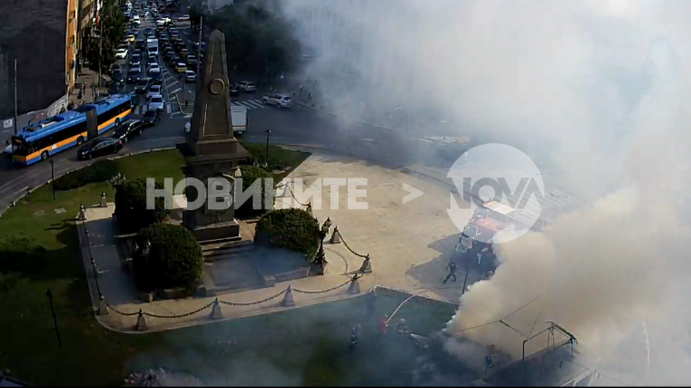 Храсти пламнаха край паметника на Левски в София