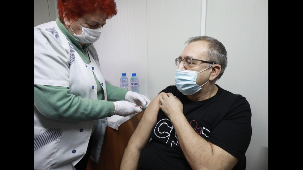 Започна масовата ваксинация на педагозите в българските училища