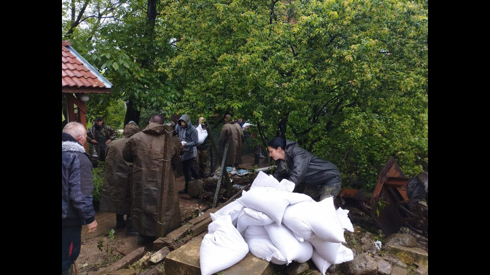 БЕДСТВЕНО ПОЛОЖЕНИЕ: Отнесени коли и разрушени къщи в Берковица и Георги Дамяново