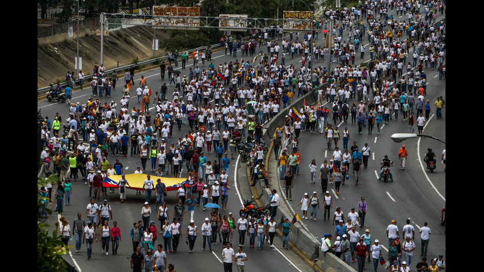 Стотици хиляди излязоха на протест в столицата на Венецуела