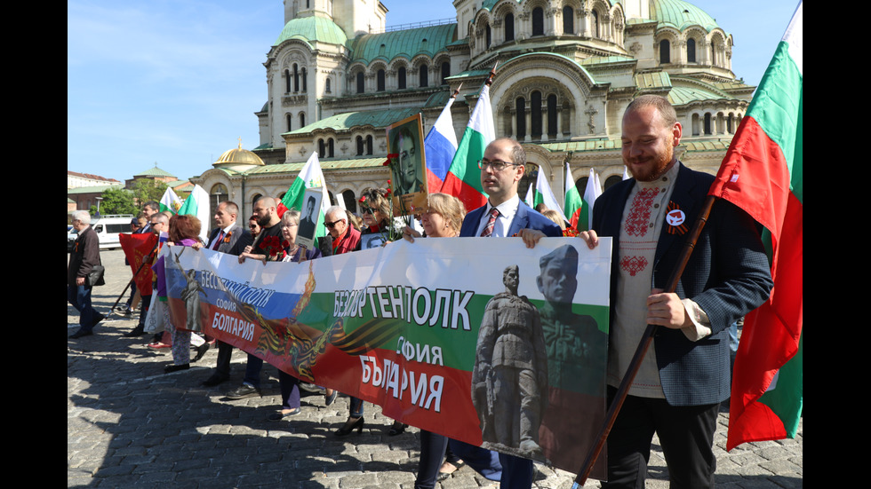 Нарисуваха украинското знаме върху Паметника на Съветската армия