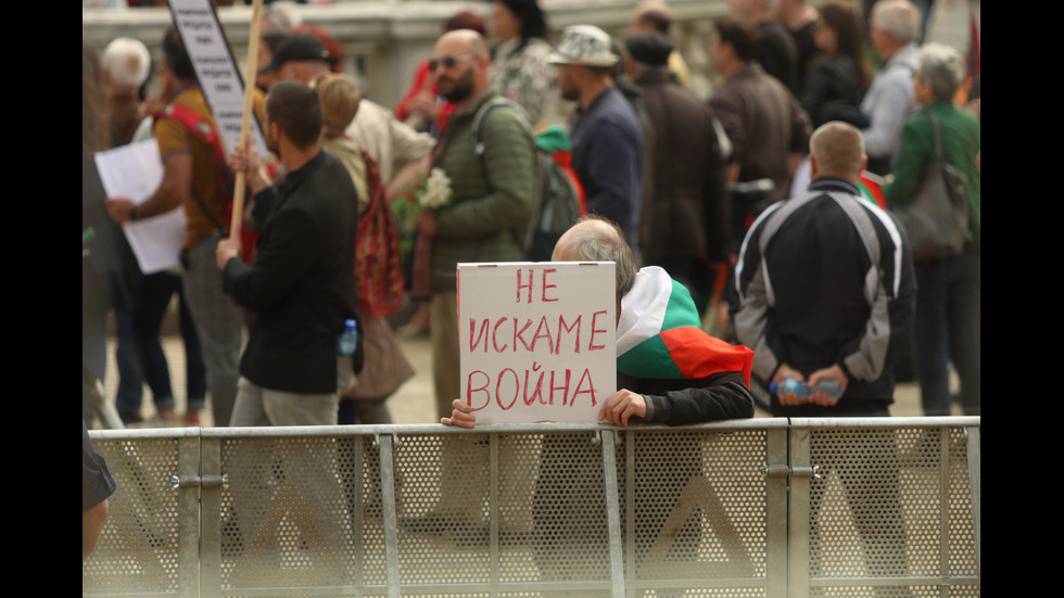 Два протеста пред НС заради военната помощ за Украйна