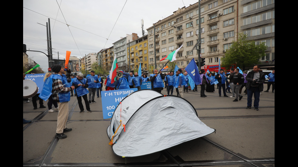 Протест на служителите в градския транспорт блокира София