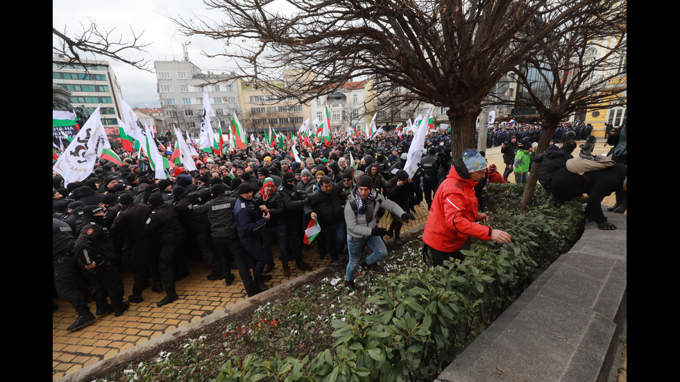 "Възраждане" организира протест срещу зеления сертификат, докараха водно оръдие пред НС