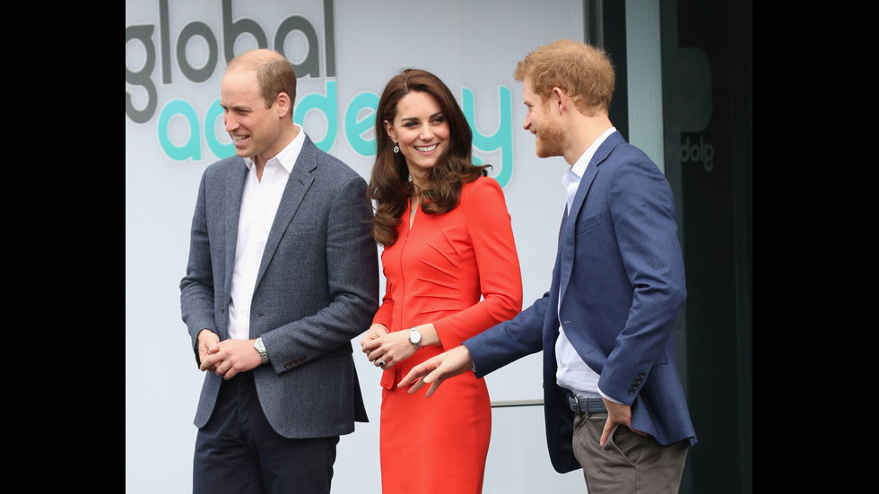 Херцогинята на Кембридж в яркочервен костюм на официално събитие