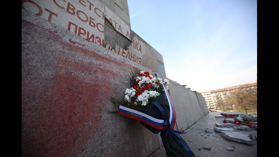 Разбиха плочата на Паметника на Съветската армия в София