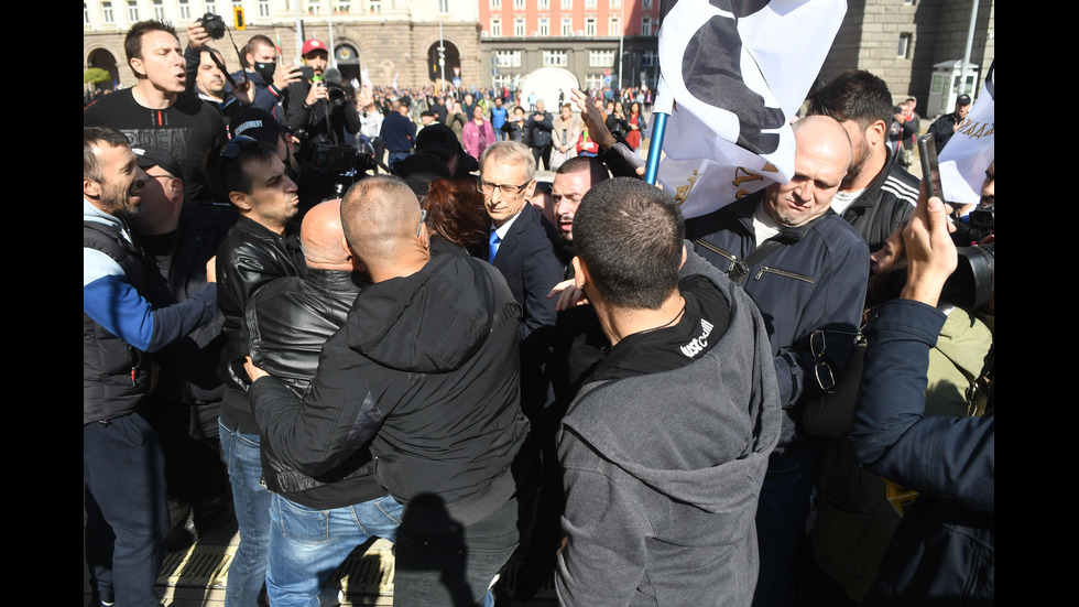 Протестиращи нападнаха министър Денков