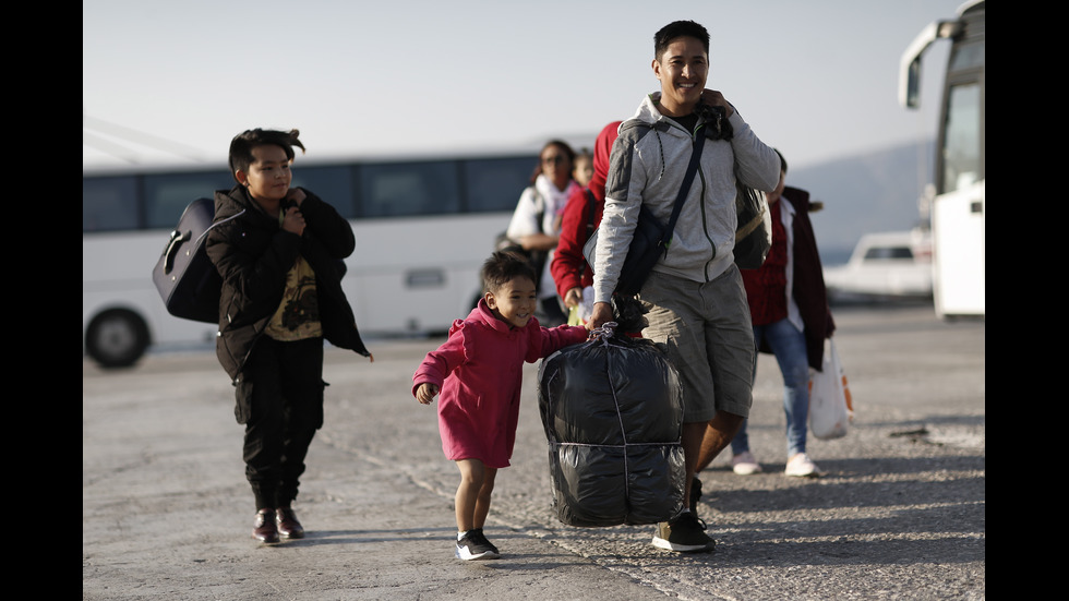 Гърция закрива трите най-големи мигрантски лагера на островите
