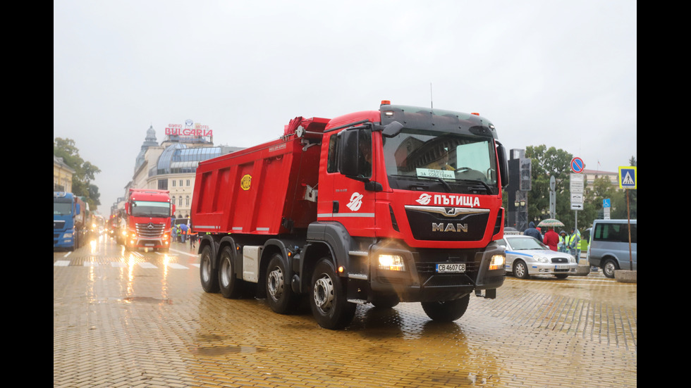 Пътни строители блокират с тежка техника София