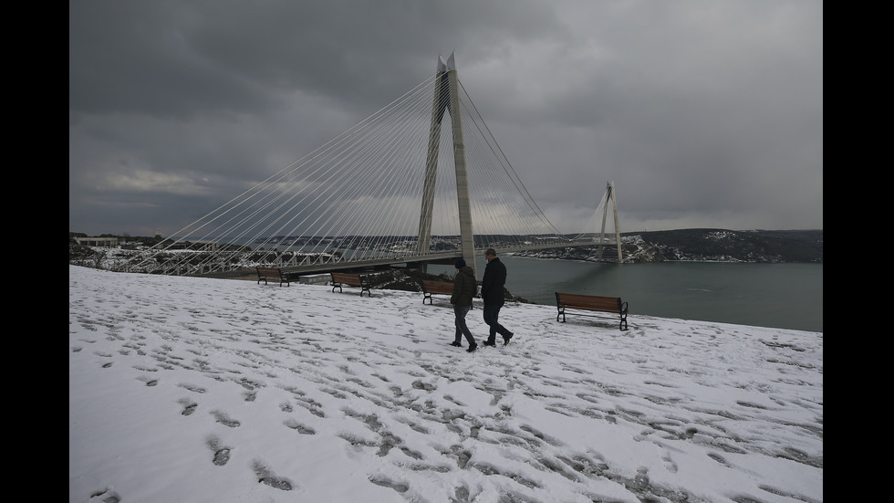 -30 В ТУРЦИЯ: Замръзнали реки и хора със заскрежени лица заради студа