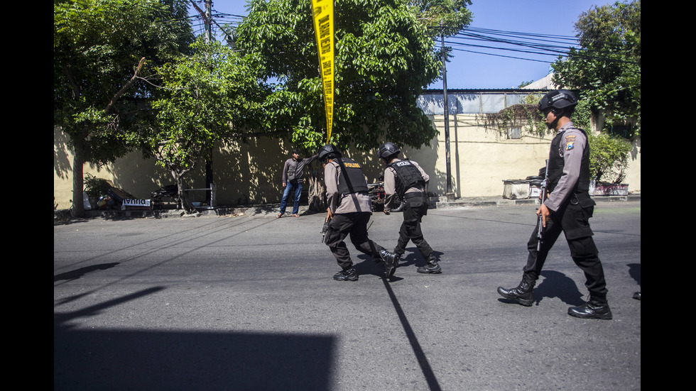 Семейство камикадзета се взрихива пред полицейски участък в Индонезия