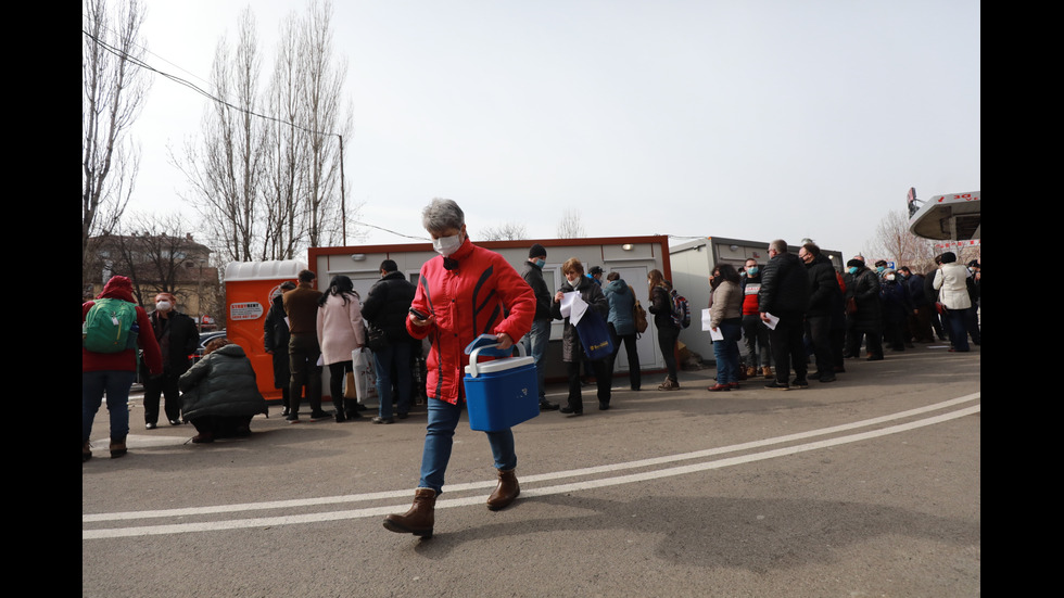 Желаещи да се ваксинират се наредиха на опашка пред „Пирогов”