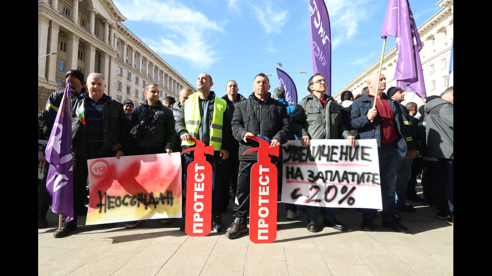 Пожарникари и полицаи от цялата страна излизат на протест в София