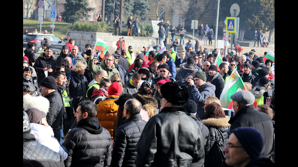 Протест на перничани блокира центъра на София