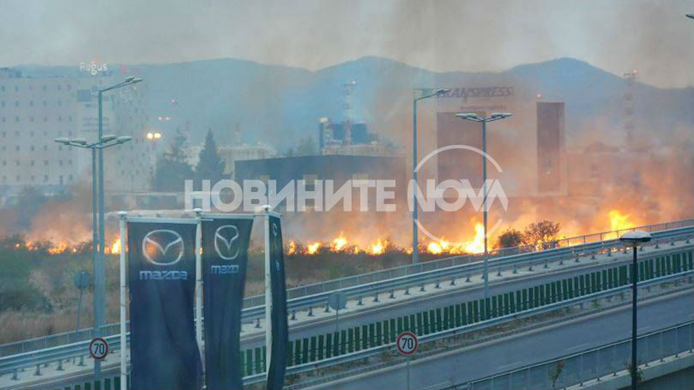 Голям пожар пламна до летище София