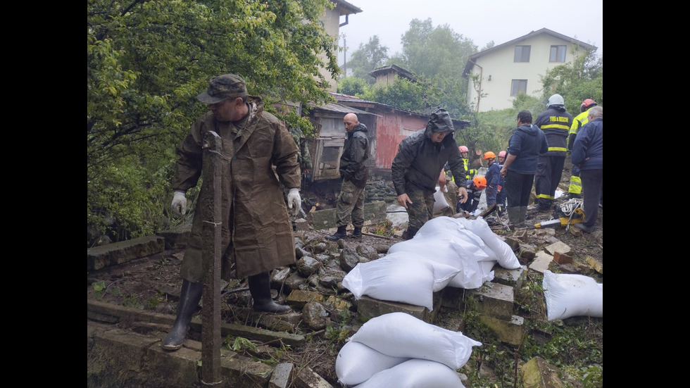 БЕДСТВЕНО ПОЛОЖЕНИЕ: Отнесени коли и разрушени къщи в Берковица и Георги Дамяново