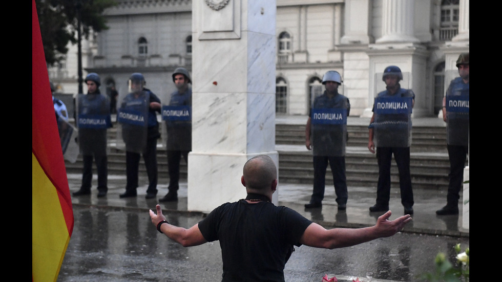 Напрежение в четвъртия ден на протестите в Скопие, има ранени полицаи