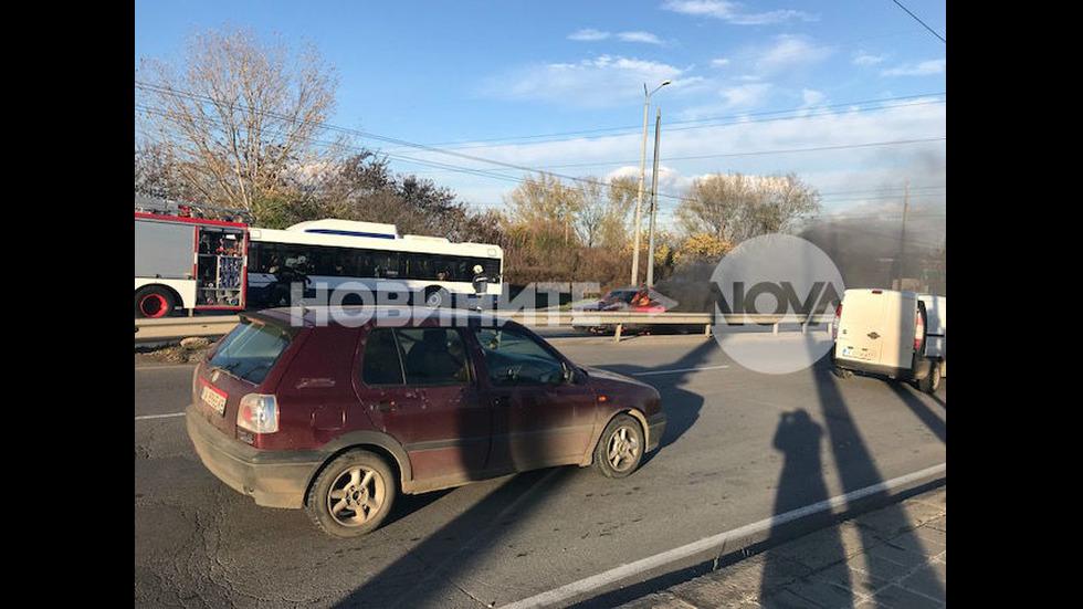 Кола се запали в движение