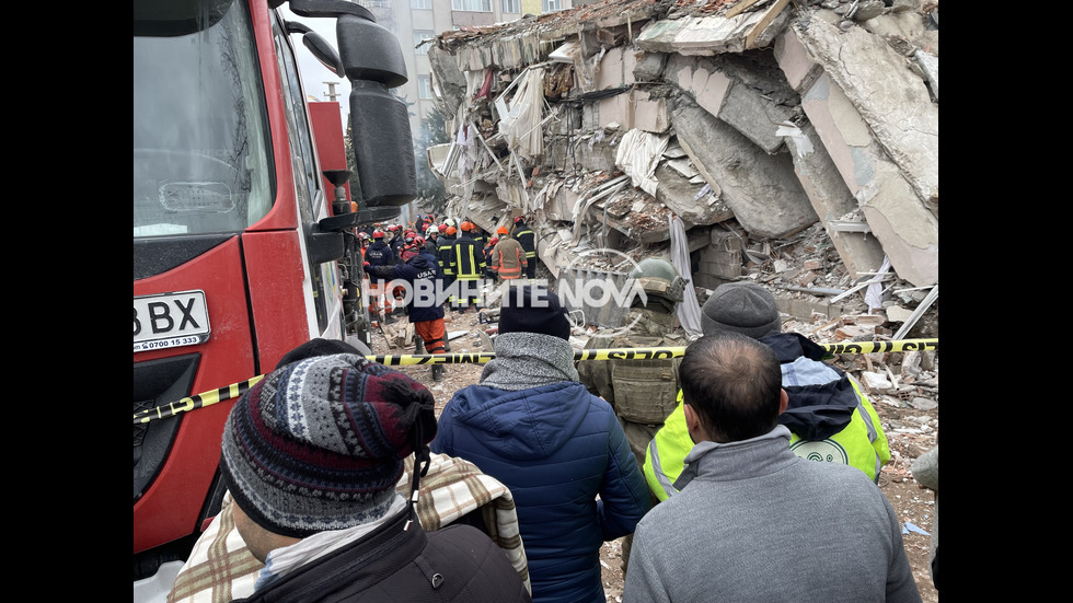 Акция в турския град Бесни: Български пожарникари доловиха сърдечен ритъм в рухнала сграда