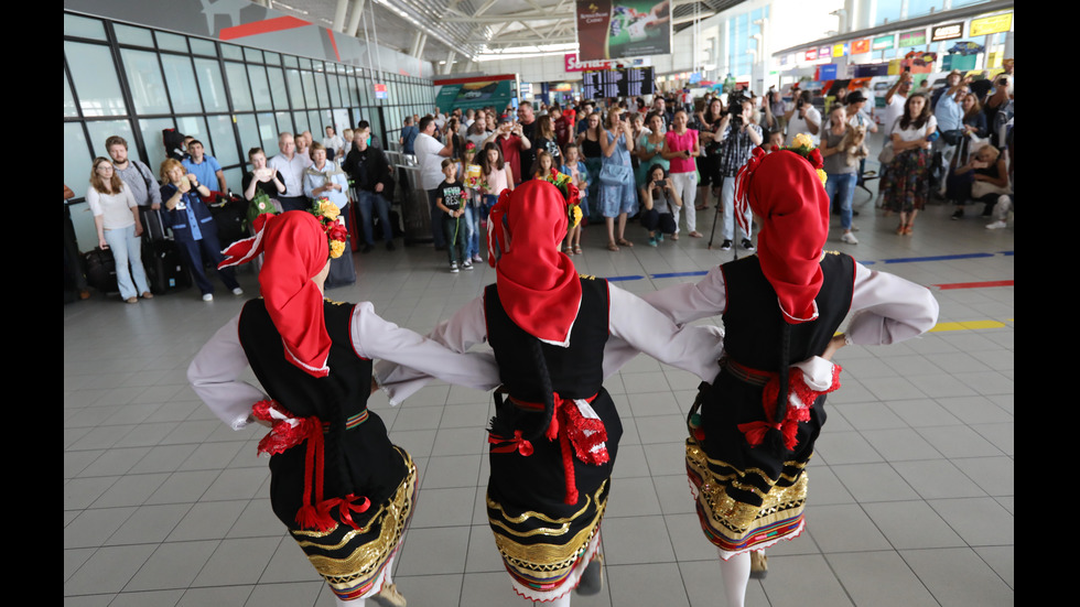 Българско хоро посреща пътниците на Летище София