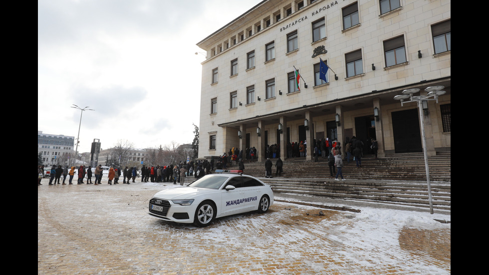 Опашка пред БНБ за монетата в памет на Стоянка Мутафова