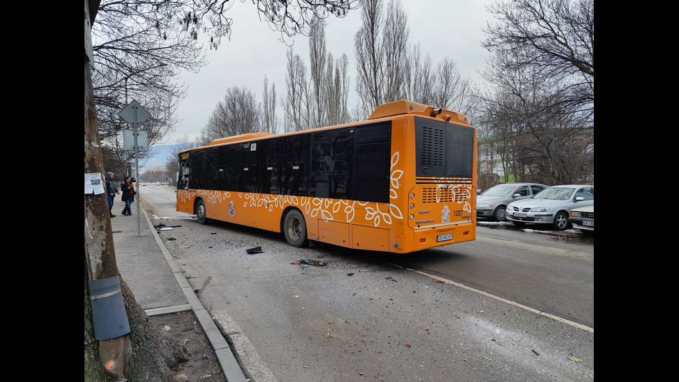 Двама пострадаха при катастрофа с автобус в София