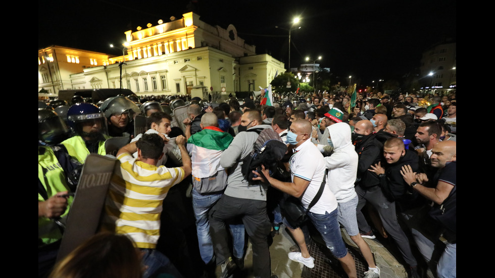 Бомбички, бутилки и павета полетяха към полицаите на протеста в София