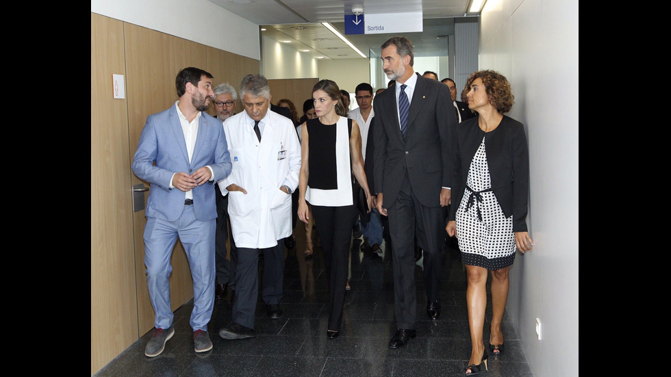 Испанският крал и съпругата му посетиха пострадали при атентата в Барселона