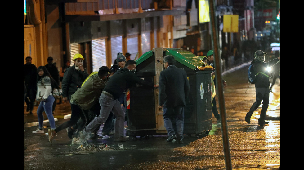 Протести в Боливия, разгневена тълпа унизи кметица