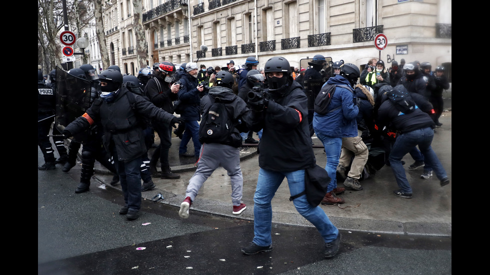 27 000 души са участвали в десетия протест на „жълтите жилетки” във Франция