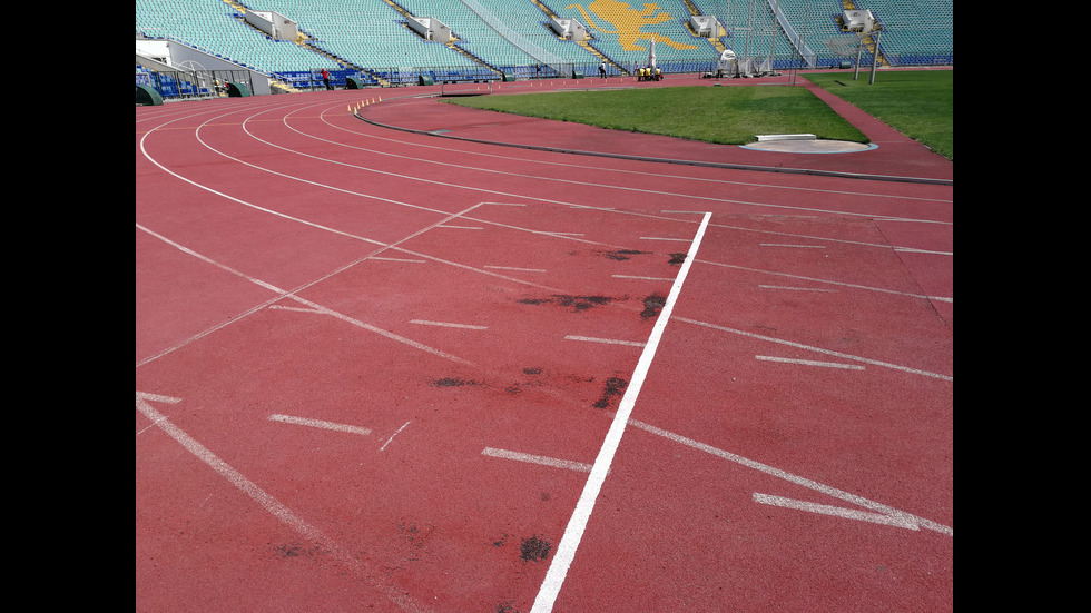 Дупки зеят по пистата на Националния стадион